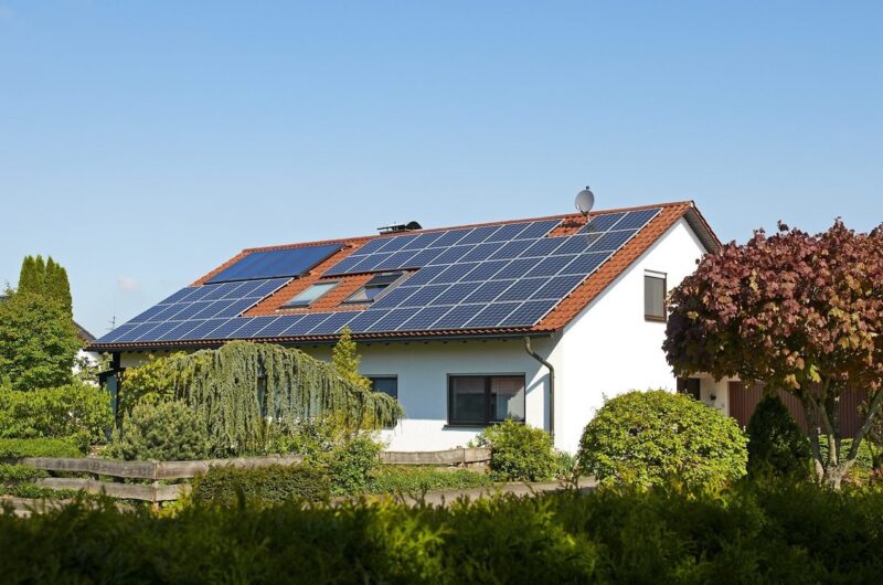 Wenn mehr große Photovoltaikanlagen auf Hasudächern installiert wären wie auf dem Foto zu sehen, würde der Anteil der Photovoltaik am Stromverbrauch nicht stagnieren.