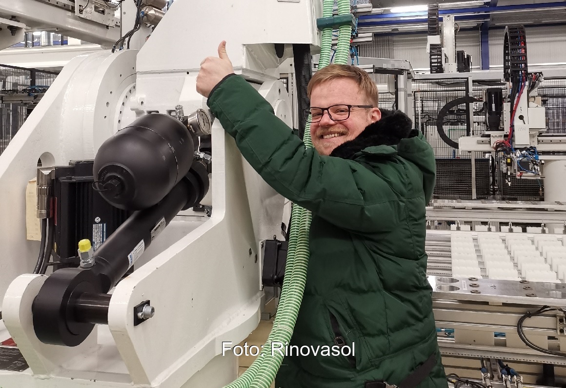 Zu sehen ist Rinovasol-Geschäftsführer Josef Gmeiner, der sich auf die Aufarbeitung von gebrauchten Photovoltaik-Modulen spezialisiert hat.