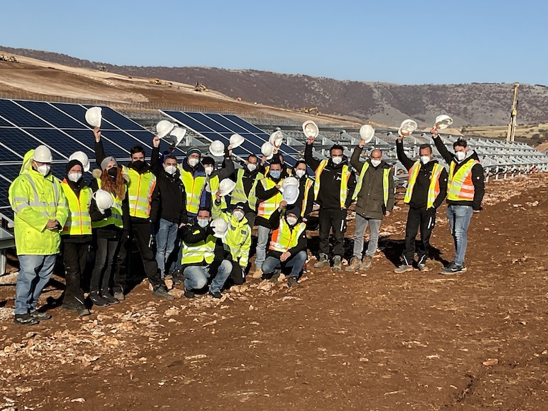 Bauteam vor Modulreihen