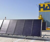 Im Bild eine Solarkollektor-Anlage, die Solare Prozesswärme für die Betonherstellung in Österreich liefert.