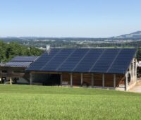 Zu sehen ist eine der bestehenden Solarthermie-Großanlagen für die Fernwärme in Österreich, neue Anlagen sollen nun eine bessere Förderung erhalten.