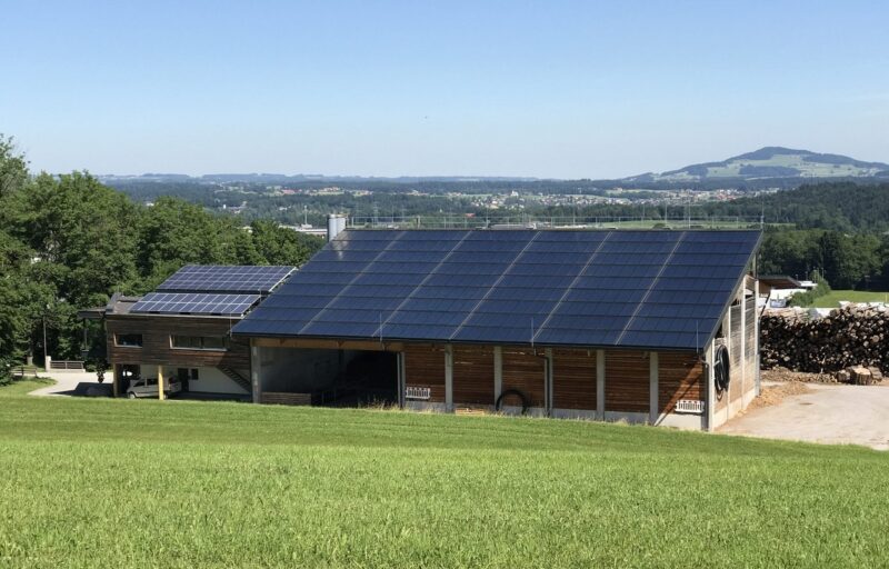 Zu sehen ist eine der bestehenden Solarthermie-Großanlagen für die Fernwärme in Österreich, neue Anlagen sollen nun eine bessere Förderung erhalten.