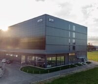Autobahnhotel mit Solarfassade bei aufgehender Sonne.