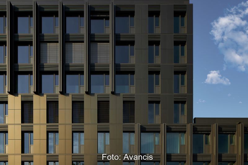 Moderne Bürofassade mit integrierter Dünnschicht-PV.