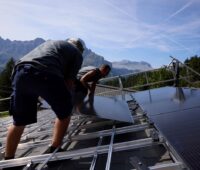 Montage von PV-Modulen auf einem Almbetrieb in den Alpen.