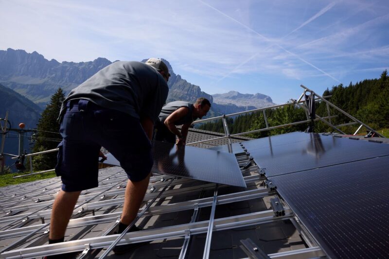 Montage von PV-Modulen auf einem Almbetrieb in den Alpen.