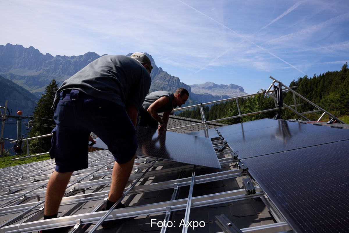 Montage von PV-Modulen auf einem Almbetrieb in den Alpen.