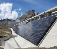 Im Bild eine alpine Photovoltaik-Anlage an einer Staumauer, die im Rahmen der Axpo Solaroffensive gebaut wurde.