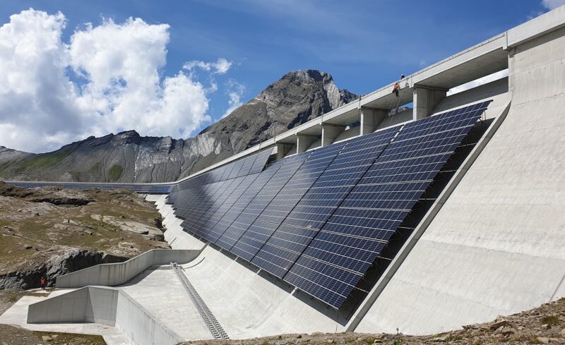 Im Bild eine alpine Photovoltaik-Anlage an einer Staumauer, die im Rahmen der Axpo Solaroffensive gebaut wurde.