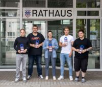 5 Auszubildende vor dem rathaus der Stadt Bad Honnef