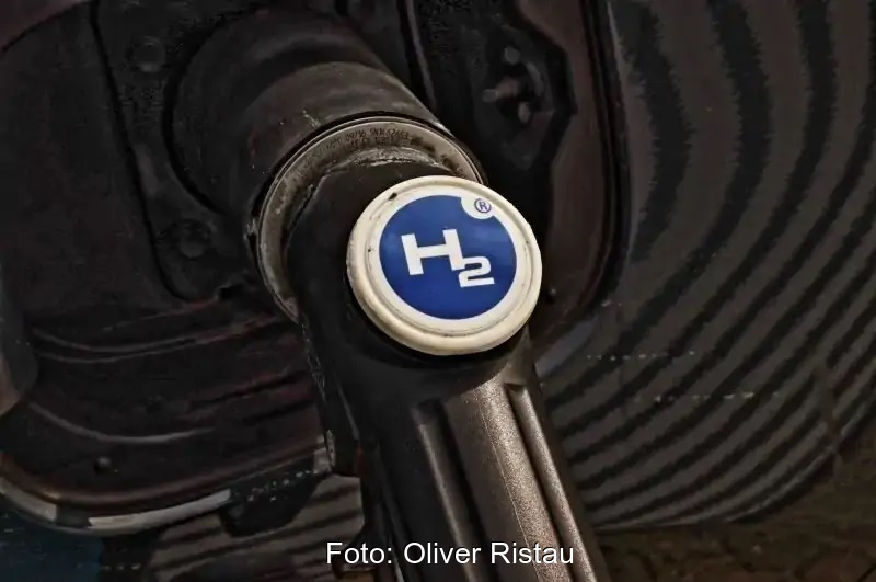 Zu sehen ist ein Auto, das mit Wasserstoff betankt wird als symbolische Darstellung für die Reduktion der EEG-Umlage bei der Wasserstoff-Herstellung.