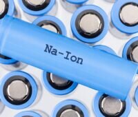 Ein Akku mit der Aufschrift Natrium-Ion, um Natrium-Ionen-Batterien sicher zu machen, braucht es neue technische Lösungen.