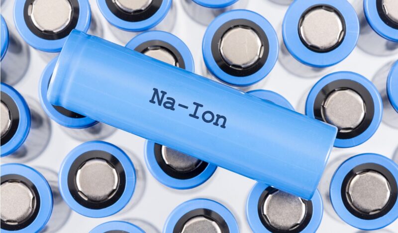 Ein Akku mit der Aufschrift Natrium-Ion, um Natrium-Ionen-Batterien sicher zu machen, braucht es neue technische Lösungen.