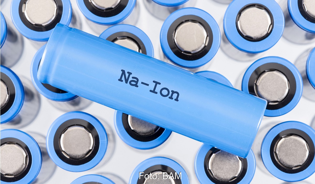 Ein Akku mit der Aufschrift Natrium-Ion, um Natrium-Ionen-Batterien sicher zu machen, braucht es neue technische Lösungen.