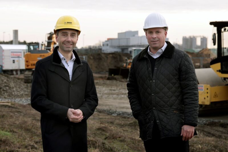Zwei Männer mit Schutzhelm auf einer Baustelle