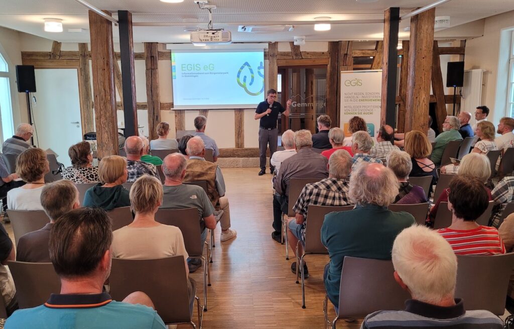 Interessierte informierten sich Mitte Juli in Gemmingen über eine Beteiligung am geplanten Bürgersolarpark. Im Bild: Pascal Lang, Vorstandsvorsitzender der EGIS eG im Gespräch mit Teilnehmenden der Veranstaltung. -
Foto: EGIS eG