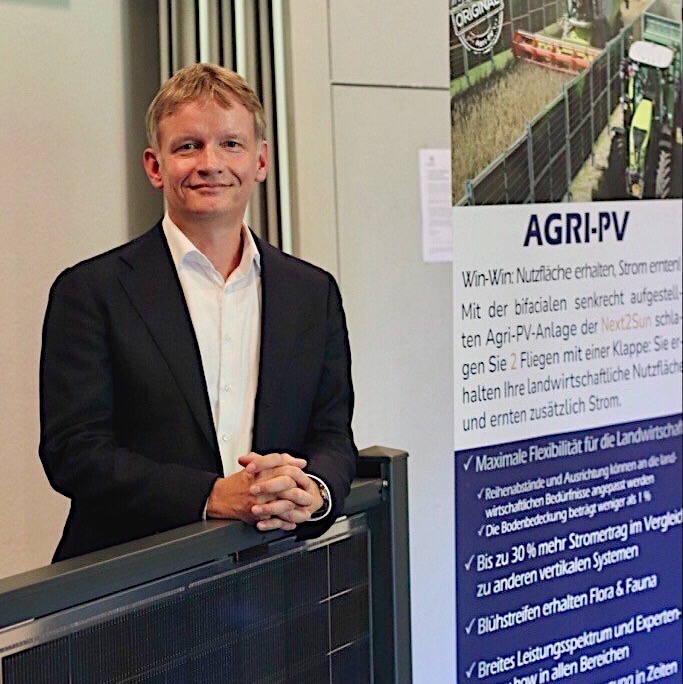 Gunter Erfurt lehnt auf einem Solarmodul