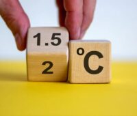 Im Bild ein Würfel, der von 1,5 auf 2 °C kippt als Symbol für die Einigung zum Klimaschutzgesetz.