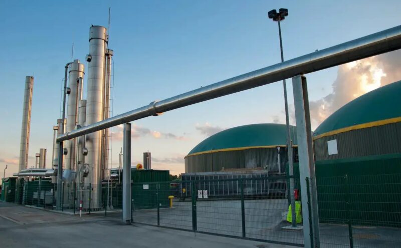 Biogasaufbereitungsanlage mit großen Gasrohren, der Netzanschluss von Biogasaufbereitungsanlagen soll gesetzlich neu geregelt werden.
