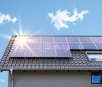 Zu sehen ist eine PV-Anlage auf einem Haus, die mit zu dem Photovoltaik-Rekord im Juni 2021 beigetragen hat.