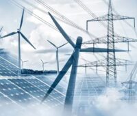 Im Bild Strommasten, PV-Anlagen und Windenergieanlagen als Symbol für das Prosuming, für das der BDEW Handlungsempfehlungen verfasst hat.