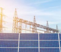 Stromverbrauch im Jahr 2019: Zu sehen ist eine Photovoltaik-Anlage im Stromnetz.