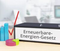 Ein Aktenordner mit der Aufschrift Erneuerbare Energien Gesetz, das EEG ist 25 Jahre alt.