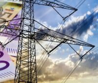 Geldscheine hinter Strommast, die Netzentgeltreform sollte netzdienliches Verhalten belohnen.