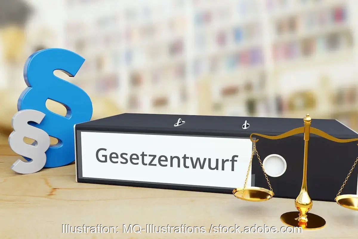 Odner mit Ausschrift Gesetzzentwurf, Referentenentwurf für geplantes Kraftwerkssicherheitsgesetz in der Kritik.