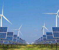 Im Bild Windenergieanlagen und Photovoltaik-Module, deren Beitrag zur Stromerzeugung in den Langfristszenarien des BMWK laut BEE unterschätzt werden.