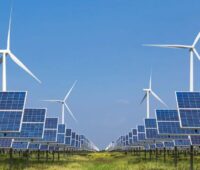 Im Bild Windenergieanlagen und Photovoltaik-Module, deren Beitrag zur Stromerzeugung in den Langfristszenarien des BMWK laut BEE unterschätzt werden.