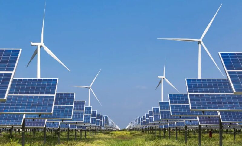 Im Bild Windenergieanlagen und Photovoltaik-Module, deren Beitrag zur Stromerzeugung in den Langfristszenarien des BMWK laut BEE unterschätzt werden.