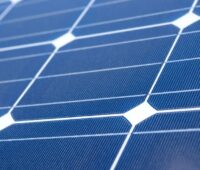 Im Bild ein Photovoltaik-Modul als Symbol für das Solarpaket, das der Bundestag nun in zwei Teilen verabschieden soll.