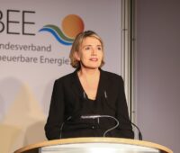 Zu sehen ist BEE-Präsidentin Simone Peter, die die Pläne zur EEG Novelle kritisiert.