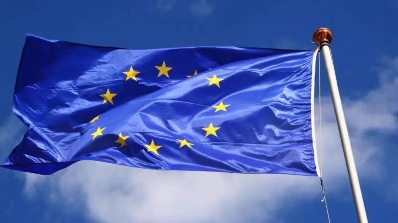 Zu sehen ist eine Europaflagge als Symbol für die EU-Taxonomie, deren Ablehnung in den Ausschüssen des EU-Parlaments der BEE begrüßt.