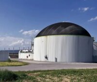 Zu sehen ist eine Biogasanlage. Biogas kann kurzfristig ausgebaut werden, um gegen die Gaskrise wirken zu können.