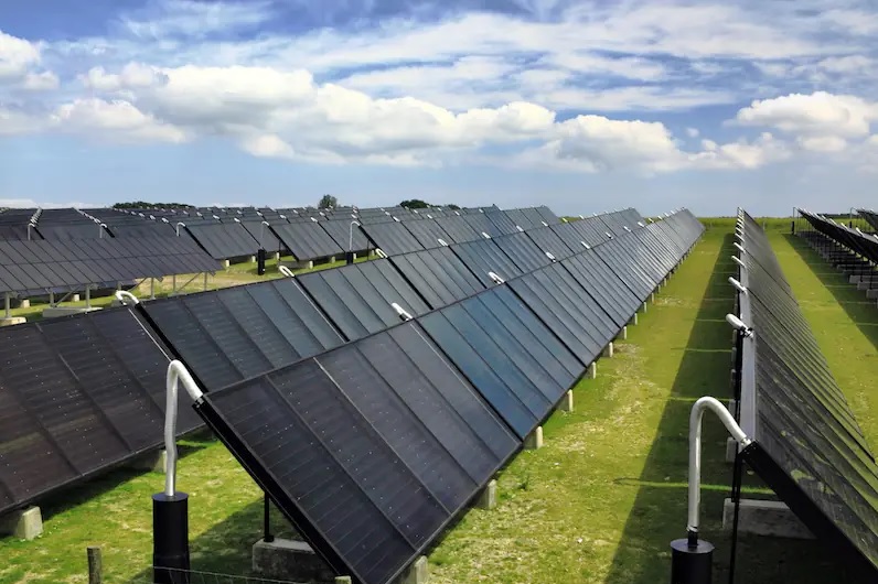 Zu sehen ist eine Freiflächen-Solarthermie-Anlage. Deren Ausbau könnte zur Beschleunigung der Wärmewende beitragen.