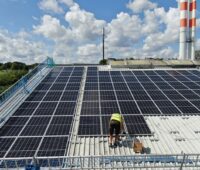 Zu sehen ist eine Photovoltaik-Dachanlage. Bei diesen sollte bei der Nachbesserung der EEG-Novelle 2020 von den Ausschreibungen abgesehen werden.