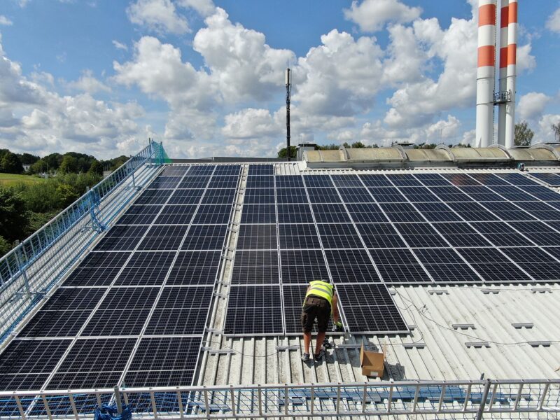 Zu sehen ist eine Photovoltaik-Dachanlage. Bei diesen sollte bei der Nachbesserung der EEG-Novelle 2020 von den Ausschreibungen abgesehen werden.