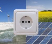 Eine Steckdose mit Photovoltaik, Windenergie, Wasserkraft und Bioenergie als Symbol für die Reform des Strommarktes.