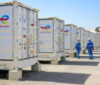 Container von Totalenergies, die Batteriespeicher beinhalten.