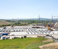 Ein Großbatteriespeicher im Bau.