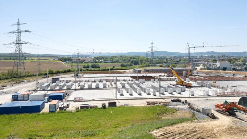Ein Großbatteriespeicher im Bau.