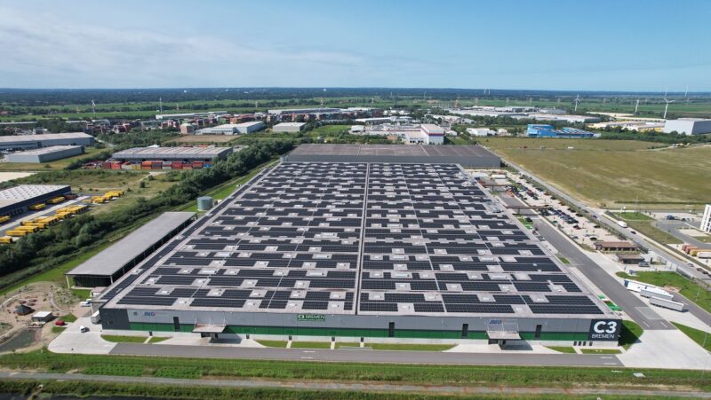 Im Bild die Photovoltaik-Dachanlage auf dem Dach des Logistikcenters C3 Bremen.
