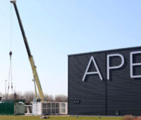Container-BHKW am Kran auf dem APEX-Gelände