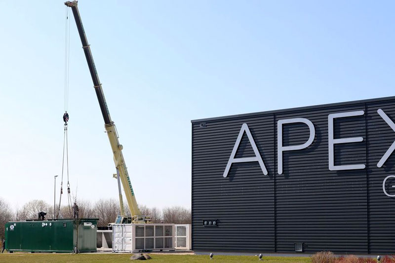 Container-BHKW am Kran auf dem APEX-Gelände