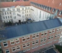 Zu sehen ist die dachintegrierten Photovoltaik-Anlage der Bezirksregierung Arnsberg in Dortmund, die im Rahmen der Solar-Initiative NRW entstanden ist.