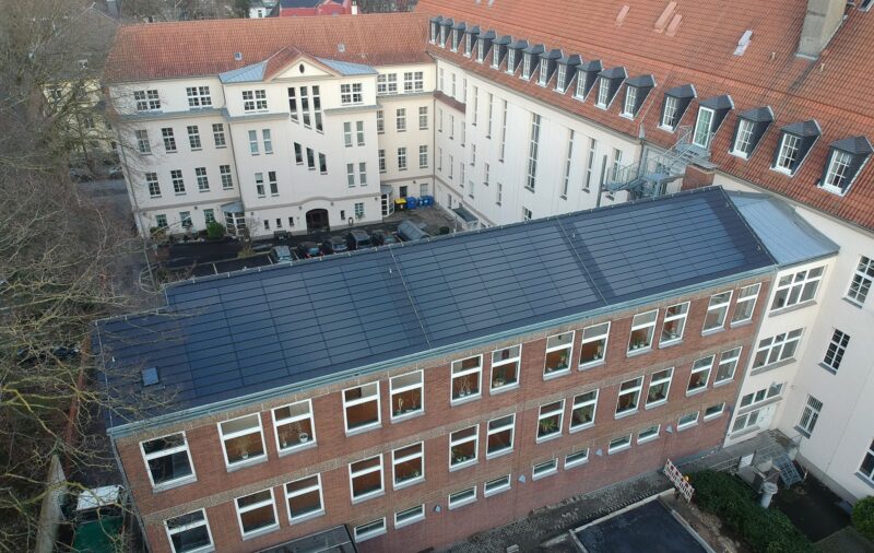 Zu sehen ist die dachintegrierten Photovoltaik-Anlage der Bezirksregierung Arnsberg in Dortmund, die im Rahmen der Solar-Initiative NRW entstanden ist.