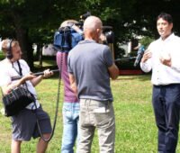 Bürgermeister Markus Hollemann, Denzlingen, gibt Fernsehteam ein Interview.