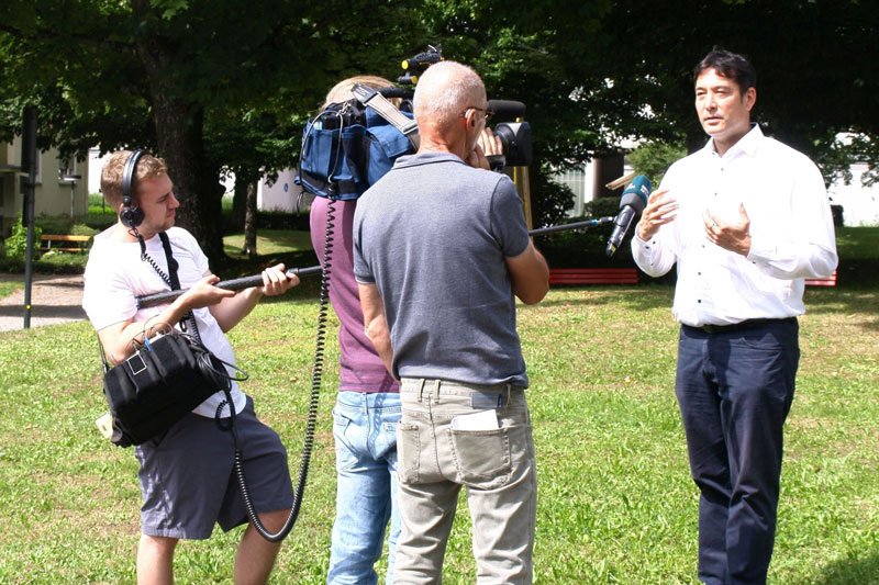 Bürgermeister Markus Hollemann, Denzlingen, gibt Fernsehteam ein Interview.